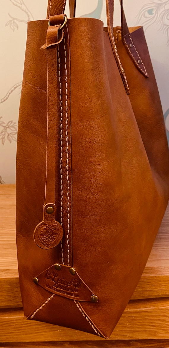 Handgenähte Tasche aus pflanzlich gegerbtem Leder