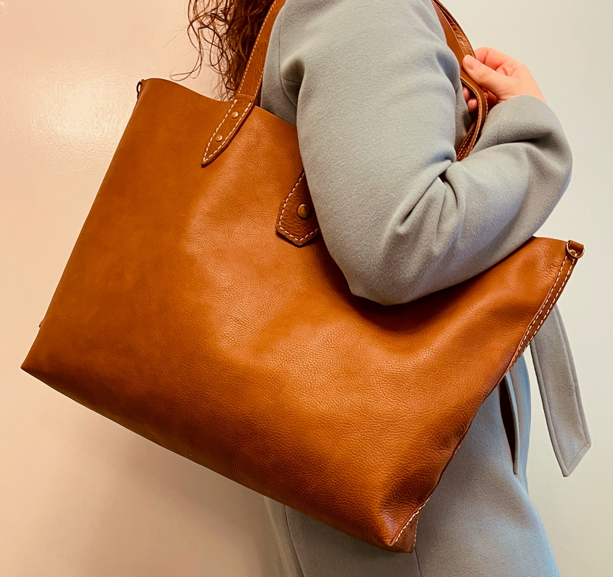 Handgenähte Tasche aus pflanzlich gegerbtem Leder