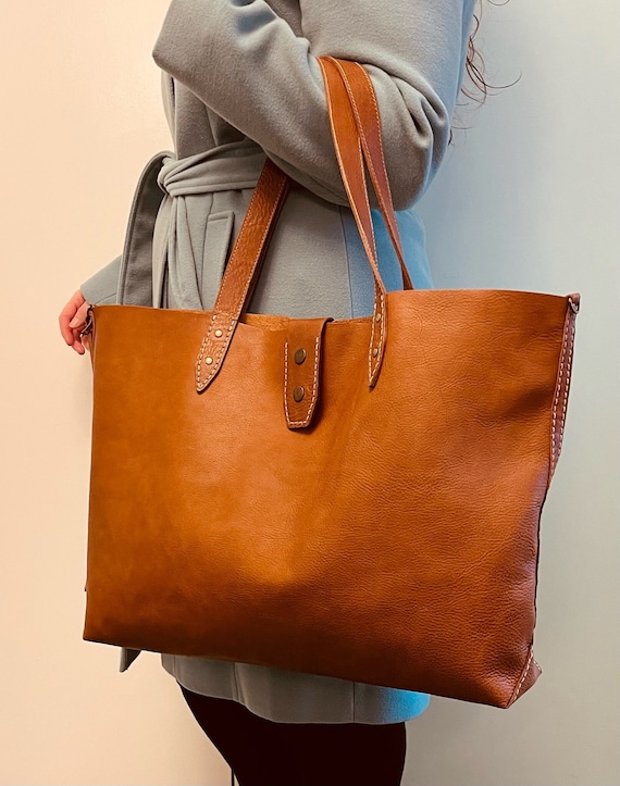 Handgenähte Tasche aus pflanzlich gegerbtem Leder