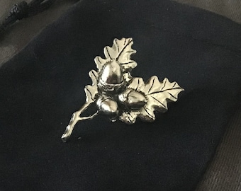 Beautiful Oak Leaves Sliver Pewter Pin Badge With Gift Bag
