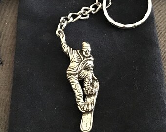 Magnifique porte-clés Snowboarder en étain argenté avec sac cadeau