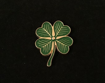 Insigne détaillé en forme de trèfle à quatre feuilles avec pochette cadeau