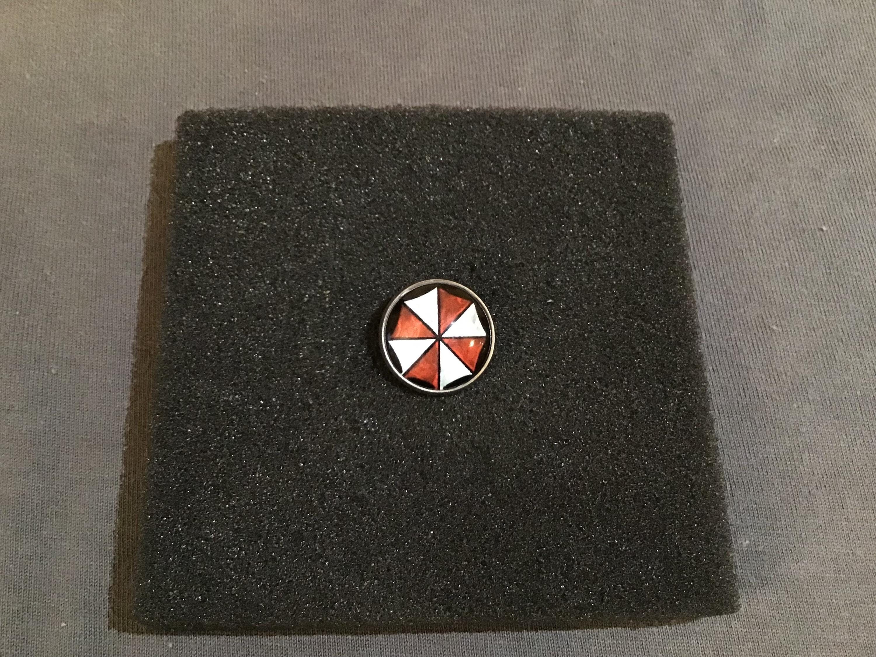 バイオハザード アンブレラ ピンバッジ Amazon | バイオハザード アンブレラ USS Umbrella ピンバッジセット