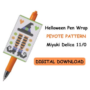 Op de afbeelding: Een digitaal downloadpatroon voor een Halloween-penomslag. Het patroon toont een heks met een zwarte hoed en oranje-zwarte gestreepte benen. Het patroon is voor peyotesteek met Miyuki Delica 11/0 kralen.