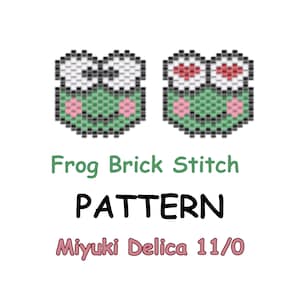 Könnte beinhalten: Auf weißem Hintergrund sind zwei Perlenfrosch-Designs zu sehen. Die Frösche sind grün mit schwarz-weißen Augen und rosa Wangen. Unter den Fröschen steht der Text "Frog Brick Stitch PATTERN Miyuki Delica 11/0".