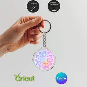 Peut inclure: Un porte-clés rond et transparent avec un motif floral dans les tons de bleu, rose et jaune. Le porte-clés est attaché à une chaîne et un anneau argentés. L'image comprend également les mots "EDITABLE" et "INSTANT DOWNLOAD" sur des cercles noirs.