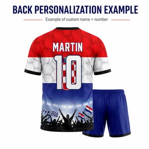 Pu&ograve; includere: Un completo composto da maglia a maniche corte e pantaloncini nei colori della bandiera croata rosso, bianco e blu. Il retro della maglia mostra il nome MARTIN e il numero 10, con una grafica di una folla festante e luci dello stadio.
