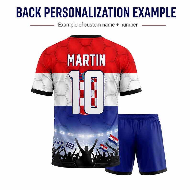 Pu&ograve; includere: Un completo composto da maglia a maniche corte e pantaloncini nei colori della bandiera croata rosso, bianco e blu. Il retro della maglia mostra il nome MARTIN e il numero 10, con una grafica di una folla festante e luci dello stadio.