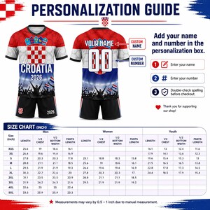 Pu&ograve; includere: Un set maglia e pantaloncini da calcio della Croazia con motivo a scacchi rossi e bianchi, la scritta CROATIA 2026 e una grafica di una folla allo stadio. Include una guida alla personalizzazione con istruzioni e una tabella taglie in pollici.