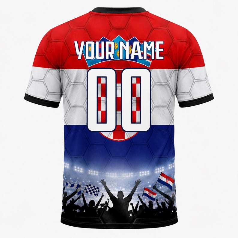 Pu&ograve; includere: Una maglia a maniche corte con un motivo della bandiera croata rossa, bianca e blu con una sovrapposizione esagonale. Il retro mostra il testo YOUR NAME sopra il numero 00, con una grafica di una folla da stadio sull'orlo inferiore.