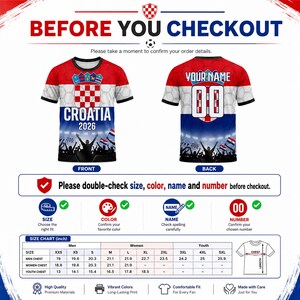 Pu&ograve; includere: Una t-shirt a maniche corte con il design della bandiera croata, il testo Croatia 2026 e una grafica di una folla in uno stadio. Il retro mostra il testo Your Name e il numero 00. Include una tabella delle taglie con misure in pollici per uomini, donne e giovani.