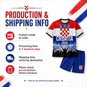 Pu&ograve; includere: Un set composto da una t-shirt a maniche corte e pantaloncini nei colori della bandiera croata: rosso, bianco e blu. La maglietta mostra lo stemma croato, la scritta CROATIA 2026 e la sagoma di una folla in uno stadio. I pantaloncini sono blu.