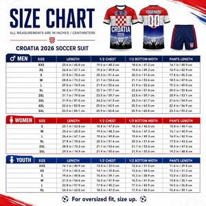 Pu&ograve; includere: Una tabella delle taglie per una divisa da calcio Croazia 2026 con una maglia rossa, bianca e blu a scacchi, pantaloncini blu scuro abbinati e una tabella dettagliata che elenca le misure in pollici e centimetri per uomini, donne e ragazzi.