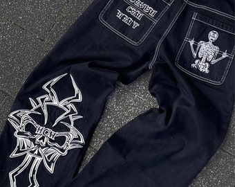 Totenkopf bestickte Streetwear Jeans, Baggy Jeans, Baggy Denim, Loose Fit, Hip Hop Vibes, Unisex Baumwolljeans, Skull rot weiße Hose