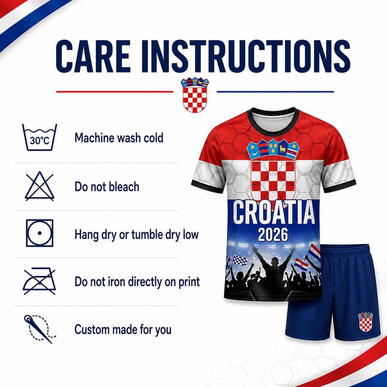 Pu&ograve; includere: Un completo da calcio rosso, bianco e blu con maglia e pantaloncini, raffigurante la bandiera croata, la scritta CROATIA 2026 e una folla. Le istruzioni includono lavaggio in lavatrice a 30C, non candeggiare, asciugare appeso o in asciugatrice.