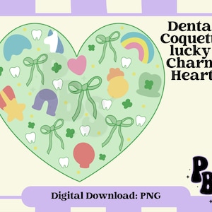 Puede incluir: Diseño verde en forma de corazón con varios encantos, incluyendo un arcoíris, un trébol, una herradura y un diente. El texto "Dental Coquette lucky Charm Heart" está en la parte superior de la imagen.