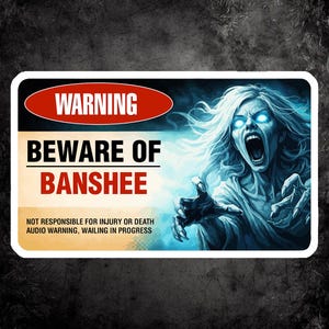 Peut inclure: Panneau rectangulaire avec un avertissement concernant une banshee. Le panneau comporte un ovale rouge indiquant "WARNING" au-dessus du texte "BEWARE OF BANSHEE". Une illustration bleue et blanche d'une banshee hurlante est à droite.