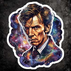 Op de afbeelding: Een kleurrijke illustratie van een man met bruin haar en een blauw colbert. De achtergrond is een galaxie met sterren en planeten. De man kijkt de kijker aan met een serieuze uitdrukking.