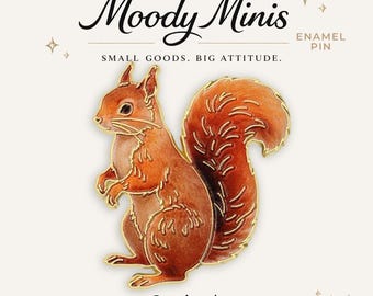 Könnte beinhalten: Eine Emaille-Anstecknadel in Form eines Eichhörnchens mit rotbraunem Fell und goldfarbenen Metallumrandungen. Der Text Moody Minis, Small Goods. Big Attitude. Enamel Pin und Squirrel ist um die Eichhörnchenfigur auf hellem Grund gedruckt.