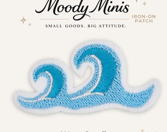 Könnte beinhalten: Ein gestickter Aufbügler mit einem stilisierten blauen Meereswellen-Design und weißen Umrandungen. Der Text Moody Minis, IRON-ON PATCH, SMALL GOODS. BIG ATTITUDE. und Wave Small ist in Schwarz über und unter der Wellengrafik aufgedruckt.