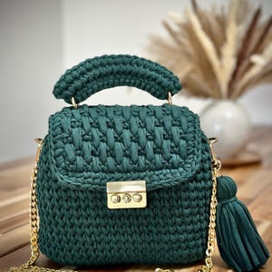 Handmade Green Crochet Bag – Gold Chain Crossbody – Statement Shoulder Purse – Unique Artisan Bag – Gift for Her