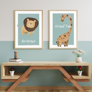 Be Brave and Stand Tall Set A4 Glicee Drucke von illustrierten Löwen und Giraffen fürs Kinderzimmer