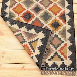Tappeto Kilim di iuta di lana intrecciato a mano, Tappeto di iuta di lana, Tappeto di iuta Kilim, Tappeto a tessitura piatta, Tappeto Boho, Tappeto indiano Dhurrie, Tappeto Navajo Kilim, Tappeto personalizzato