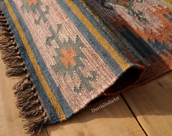 Tapis kilim en laine et jute tissé à la main, blanc, noir, rouge