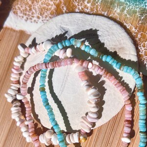 Zierliche Muschelarmbänder. Set von 3. Option Charm hinzuzufügen. Rosa Blau natürliche Muscheln. Einfach gemacht, um mit jedem Armband zu stapeln.