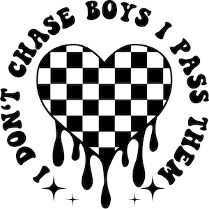 Op de afbeelding: Zwart-witte afbeelding met de tekst "I DON'T CHASE BOYS I PASS THEM" in een cirkelvormige opstelling. Een geblokt hart staat in het midden, met druipende zwarte inkt en vier sterren.