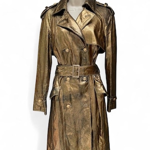 Gabardina Versace Primavera/Verano 2005 color oro pitón, talla 44.