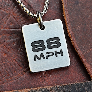 138 km/h stort hänge i rostfritt stål (Tillbaka till framtiden 80-talsklassiskt nostalgiäventyr Marty McFly tidsresa) SB16045