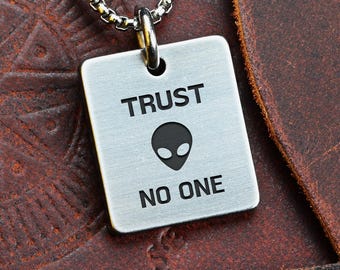 Colgante grande de acero inoxidable "No confíes en nadie" (Platillo de abducción OVNI extraterrestre, Expediente X, Moulder Fox Alien) SB15436
