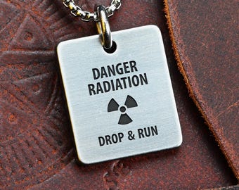Colgante grande de acero inoxidable Drop and Run (Radiación, Peligro, Nuclear, Rayos X, Tóxico, Cobalto 60, Trébol, Samut Prakan) SB15520