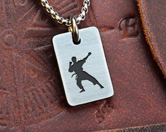 Colgante pequeño de karate de acero inoxidable (cinturón blanco y negro de taekwondo, práctica de lucha, defensa, protección infantil, película de los 80) SB14708