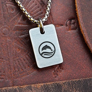 Pequeño colgante de acero inoxidable con delfín saltando (Olas de agua de playa, nariz de botella) SB13574