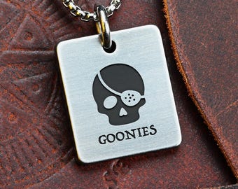 Colgante grande de acero inoxidable de Los Goonies (Goonies, trozo de perezoso, Willy de Fratelli, aventura clásica nostálgica de los 80) SB15541