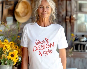Ältere Frau Weiß Bella Canvas 3001 T-shirt Mockup Oma Shirt Mock Up ältere weibliche Modell JPG Bild ältere Dame Frühling Stock Photo