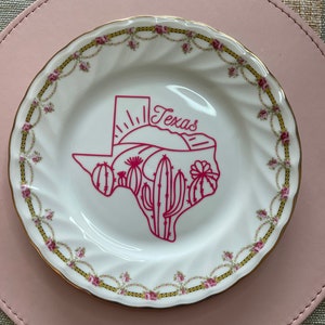 Prato de decoração para casa com mapa do Texas reciclado: presente de cacto do oeste selvagem, prato com borda de folha de ouro / decoração do oeste selvagem / casa maximalista / prato de parede de galeria