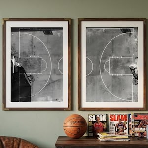 Könnte beinhalten: Zwei gerahmte Schwarz-Weiß-Luftaufnahmen eines Basketballplatzes. Ein Spalding-Basketball liegt auf einem Holztisch mit Zeitschriften. Ein brauner Leder-Sitzsack befindet sich in der Ecke.