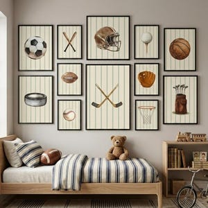 Può includere: Una parete galleria con undici stampe incorniciate raffiguranti varie attrezzature sportive, tra cui un pallone da calcio, un casco, una mazza da baseball, una pallina da golf, un pallone da basket, un disco da hockey, una mazza e un canestro.