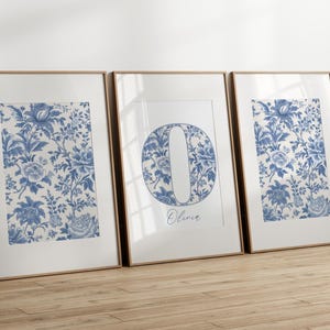 Conjunto de 3 impressões de letras personalizadas, arte de parede Chinoiserie, monograma, impressão inicial personalizada, estampas de parede florais vintage para berçário, azul
