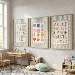 Può includere: Tre stampe da parete incorniciate con poster educativi per i numeri da 1 a 20, forme geometriche e l'alfabeto in testo colorato in stile manoscritto. Le stampe hanno un bordo a righe verde chiaro.