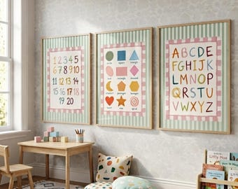 Könnte beinhalten: Drei gerahmte Wandbilder mit Lernpostern für die Zahlen 1-20, geometrische Formen und das Alphabet in farbiger Handschrift-Optik. Die Drucke haben einen hellgrünen gestreiften Rand und hängen an einer Wand.