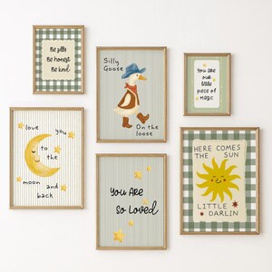 Könnte beinhalten: Ein Set aus sechs gerahmten Wandbildern mit Illustrationen einer Gans, einer Mondsichel und einer Sonne. Die Drucke enthalten Texte wie Be silly Be honest Be kind, Silly Goose On the loose, You are our little piece of magic, love you to the moon and back, You Are so Loved und HERE COMES THE SUN LITTLE DARLIN.