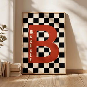 Quadro personalizado com iniciais em xadrez retrô para meninos, impressão personalizada com nome em preto e branco, decoração colorida para quarto infantil, arte de parede para quarto de menino.