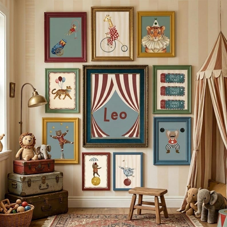 Puede incluir: Una colecci&oacute;n de l&aacute;minas enmarcadas con tem&aacute;tica de circo. Las l&aacute;minas presentan ilustraciones caprichosas de animales y artistas de circo, como una jirafa en bicicleta, un tigre y un oso en la cuerda floja. Las l&aacute;minas son de varios tama&ntilde;os y marcos.