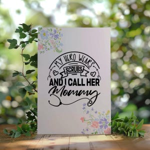 Tarjeta de cumpleaños para el Día de la Madre de "Mi héroe usa uniforme médico": Mamá enfermera, imprimible, descarga instantánea, regalo para profesionales de la salud para mujeres.
