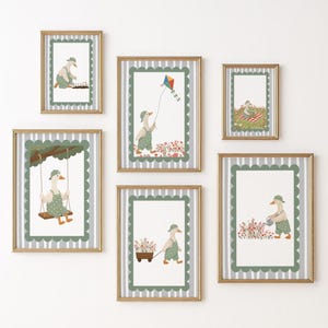 Può includere: Set di sei stampe artistiche incorniciate. Ogni stampa ha una cornice dorata e un bordo verde smerlato. Le illustrazioni raffigurano un'oca in un giardino, intenta a fare giardinaggio, far volare un aquilone e dondolarsi. Le cornici misurano circa 20 x 25 cm.