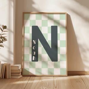 Gepersonaliseerde retro geruite eerste afdruk voor jongens, aangepaste naamprint saliegroen, kleurrijke kinderkamerdecoratie, kunst aan de muur jongenskamer